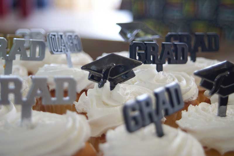 graduation decorations on cupcakes at a graduation party restaurant